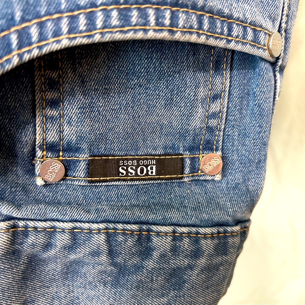 Boss light denim men’s jeans - 34 x 32.  $300 new - selling for $65-ships nextdy